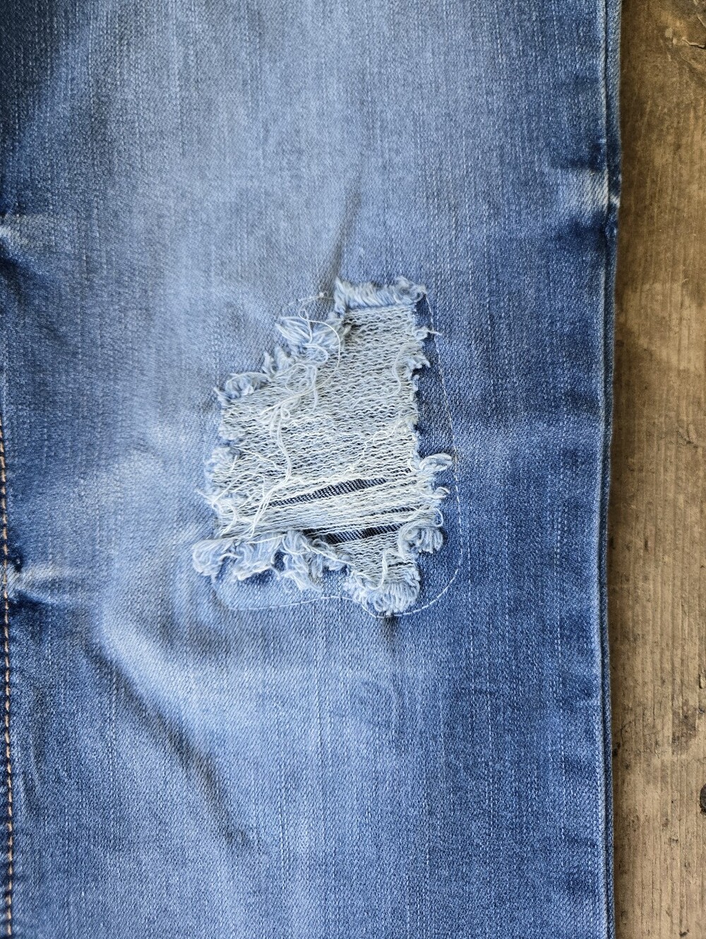 Brand New!! NWT Maurices Stretchy Distressed Denim Jeans Size 7/8 - Picture 4 of 8